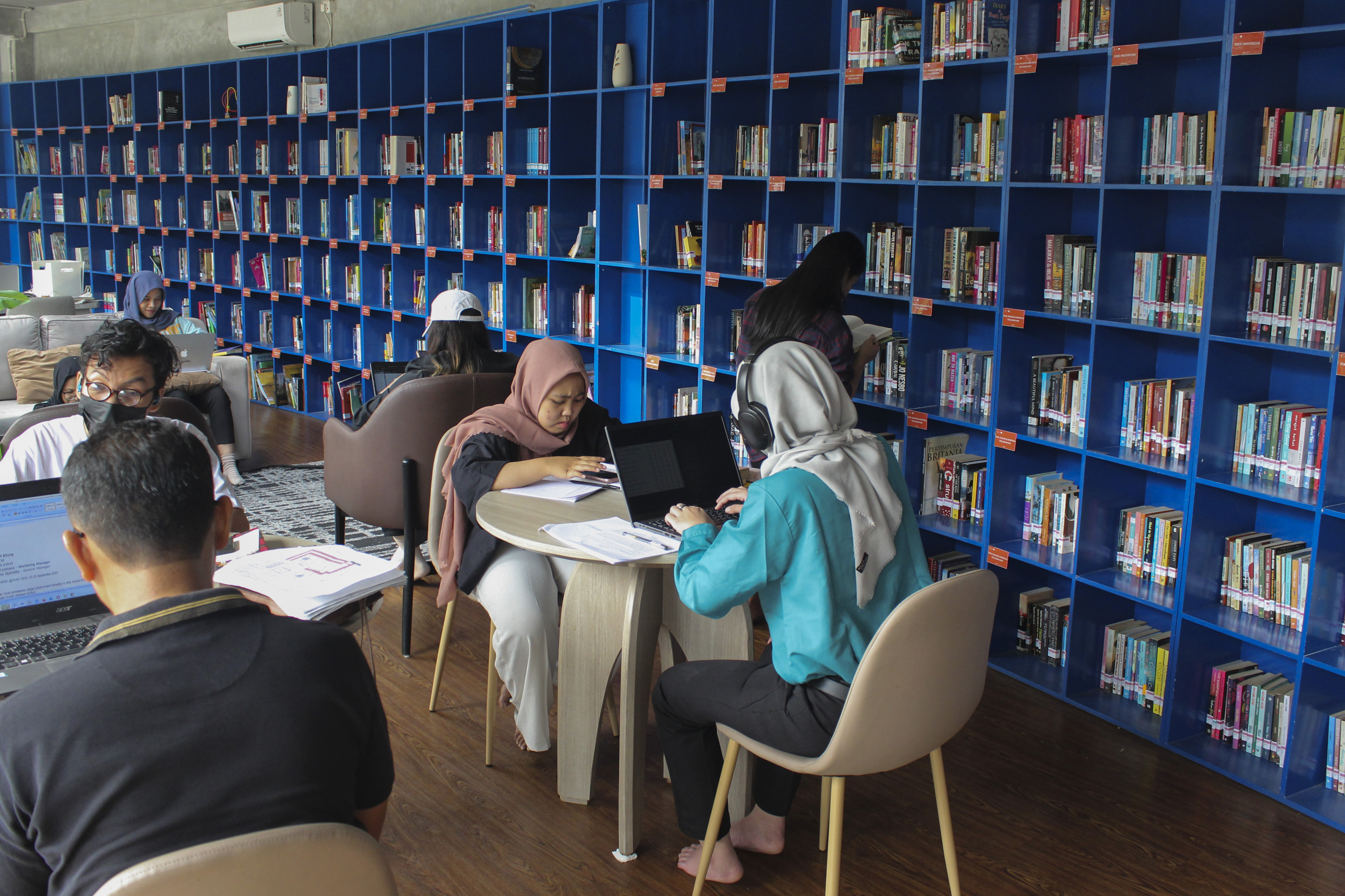  KARYA TULIS: Koleksi buku di Taman Literasi Martha Christina Tiahahu,Blok M, Jakarta. Dipercaya AI ke depan mendominasi karya tulis.