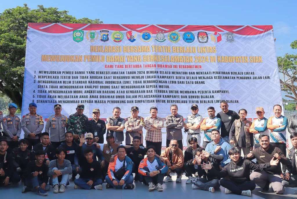 Jajaran Polda Riau menggelar deklarasi tertib berlalu-lintas secara serentak di seluruh satuan kerja kepolisian Provinsi Riau, hari ini.
