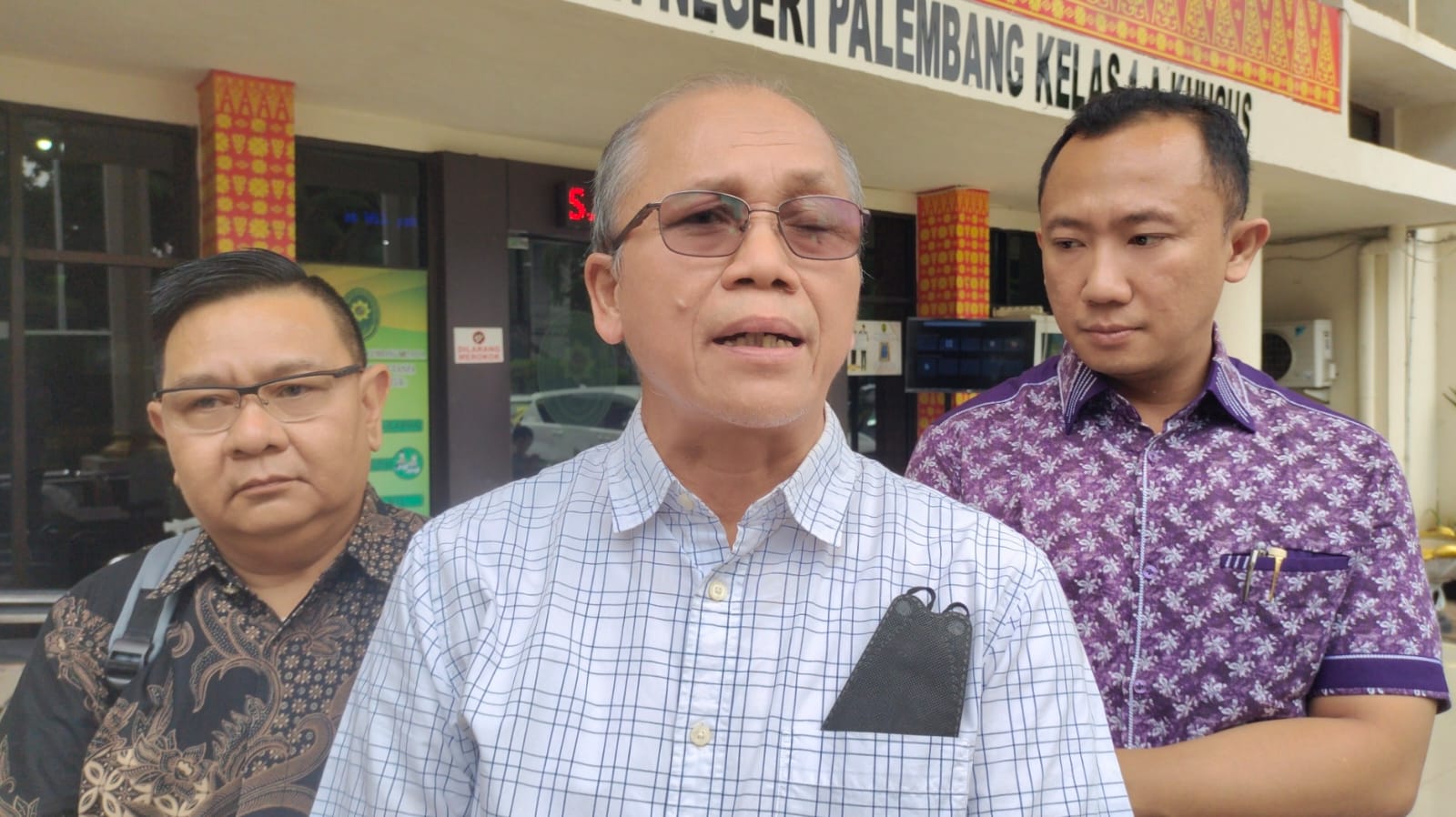 Penasihat hukum para terdakwa, Gunadi Wibakso (tengah)