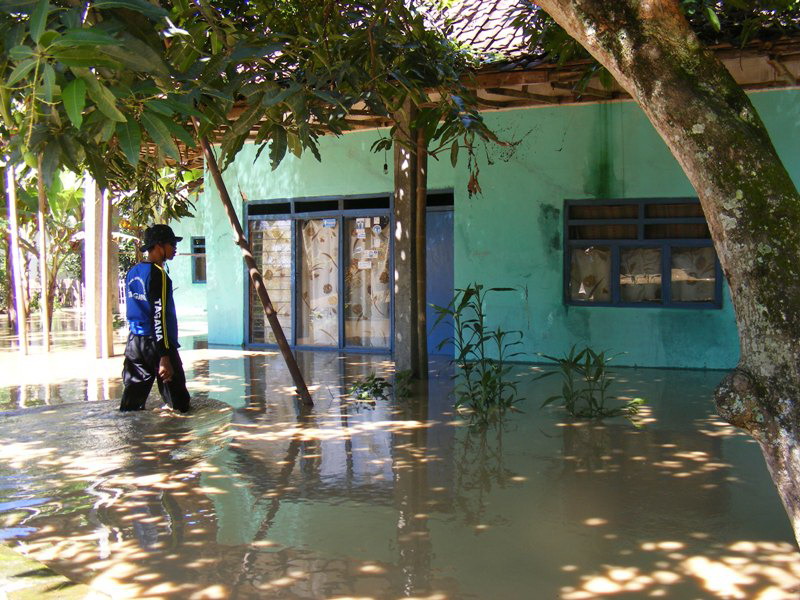 Seorang warga memandangi rumahnya yang kebanjiran di Majalengka