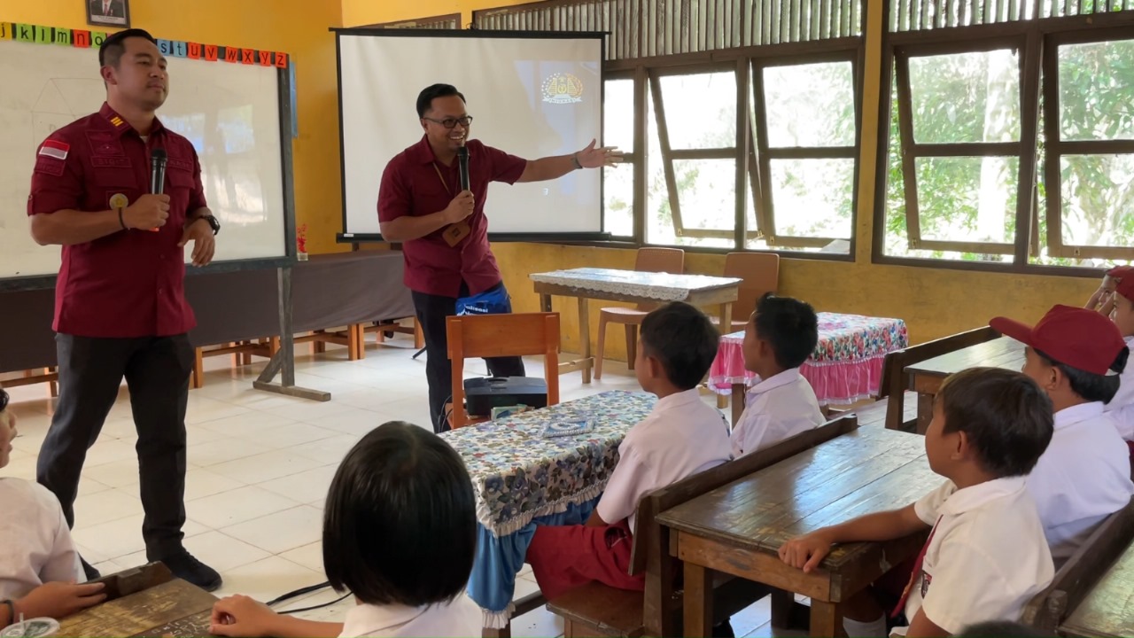 Pegawai  Imigrasi Kelas II TPI Entikong memberi edukasi kepada para siswa SD 07 Bantan di Desa Bungkang, Kecamatan Sekayam, Sanggau, Kalbar.