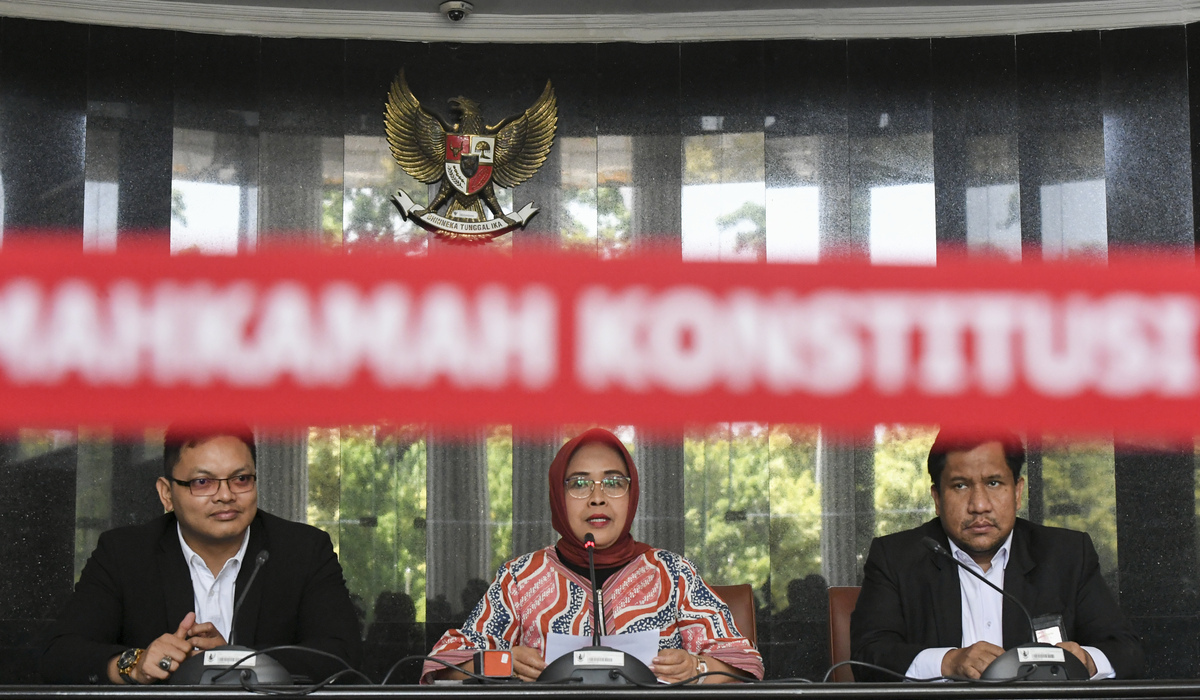Hakim Konstitusi Enny Nurbaningsih (tengah), di gedung MK, Jakarta.