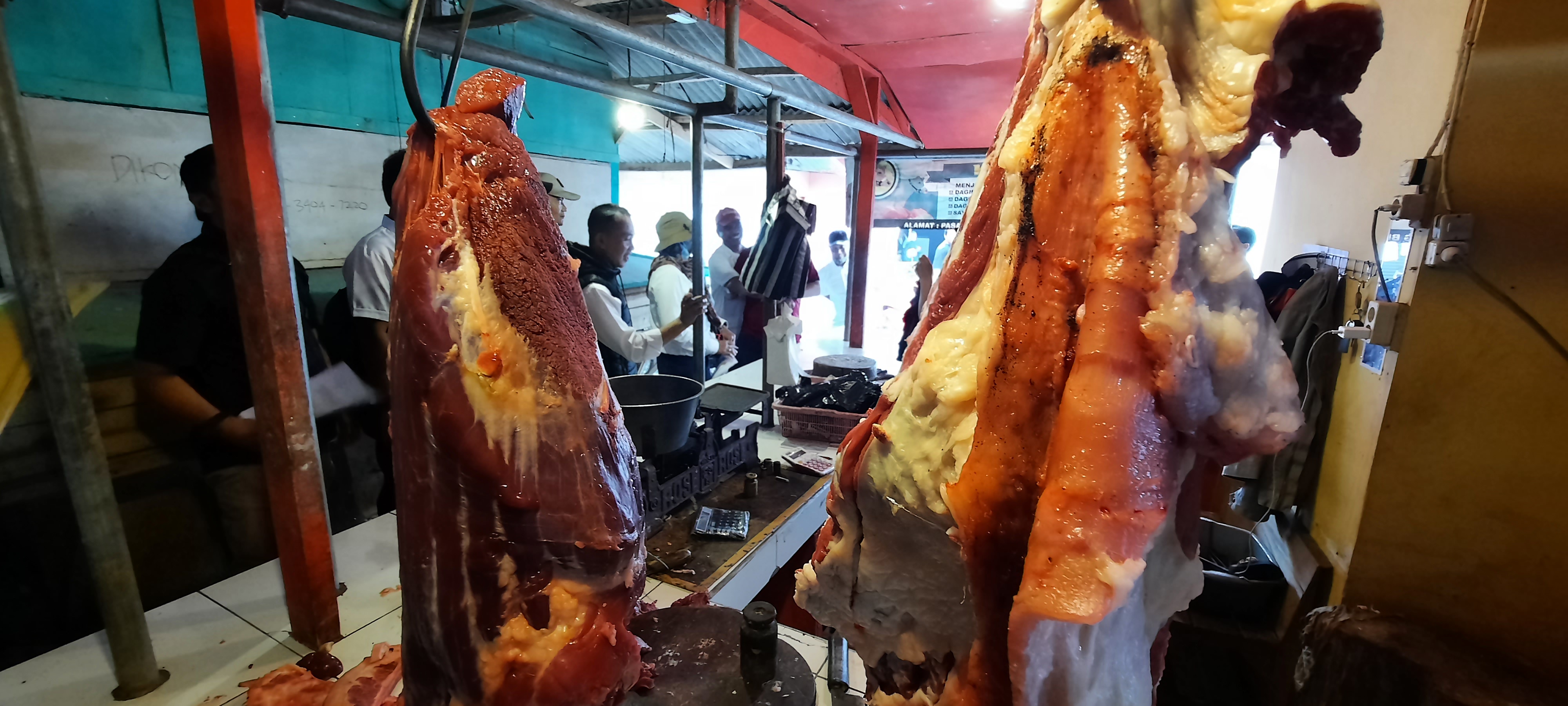Harga Daging Ayam dan Cabai Merah Keriting di Pasar Ciranjang Naik