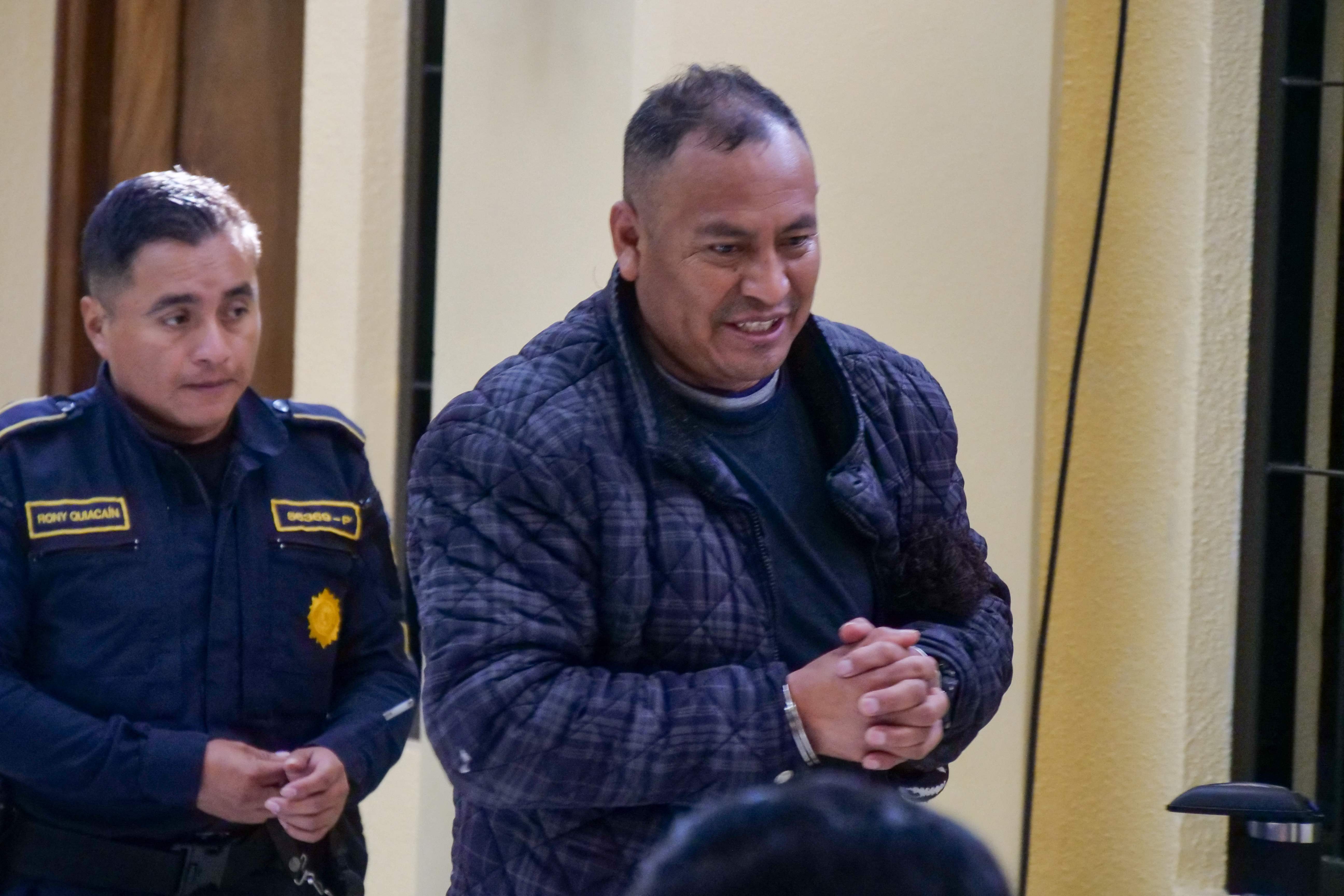 Angggota DPR Guatemela, Diego Tay (kanan), dikawal aparat saat mengikuti persidangan di Quetzaltenango, Guatemala, Selasa (2/1/2024).