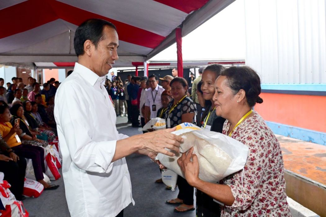 Presiden Jokowi bagikan bansos ke masyarakat (Setpres)
