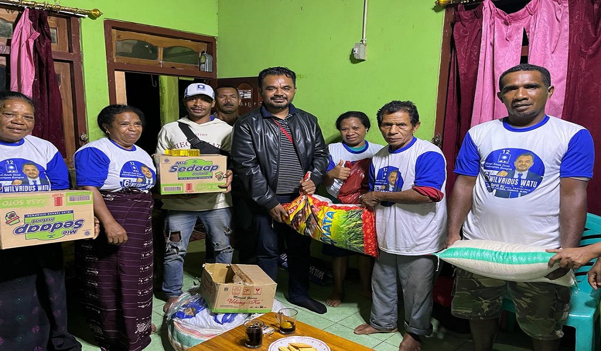 Wilvridus Watu memberikan bantuan kepada pengungsi Gunung Lewotobi