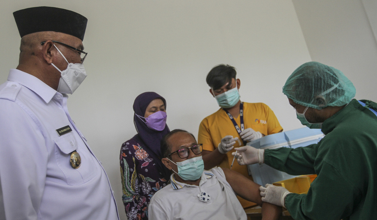 Wali Kota Depok Mohammad Idris (kiri) melihat proses vaksinasi lanjutan (booster) untuk lansia di Sentra Vaksinasi RSUI, Depok.