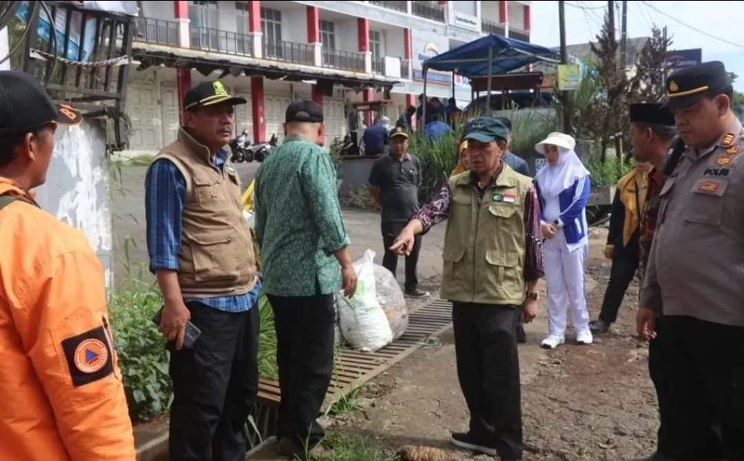 Sekda Kabupaten Sukabumi Ade Suryaman meninjau lokasi yang kerap memicu banjir.
