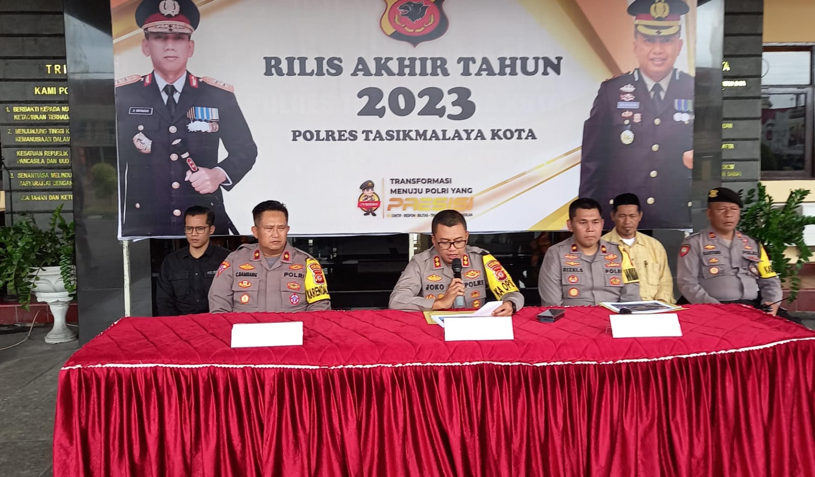 Kapolres Tasikmalaya Kota Ajun Komisaris Besar Joko Sulistiono menyampaikan rilis akhir tahun