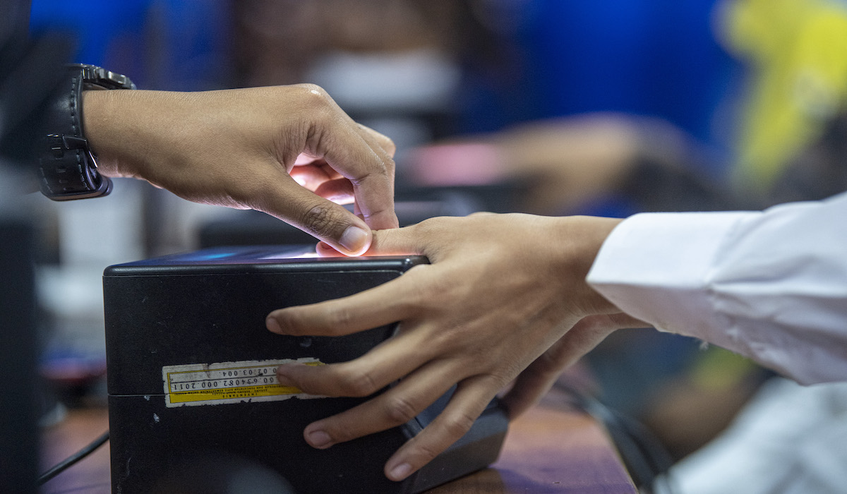 Perekaman sidik jari dalam pembuatan e-KTP