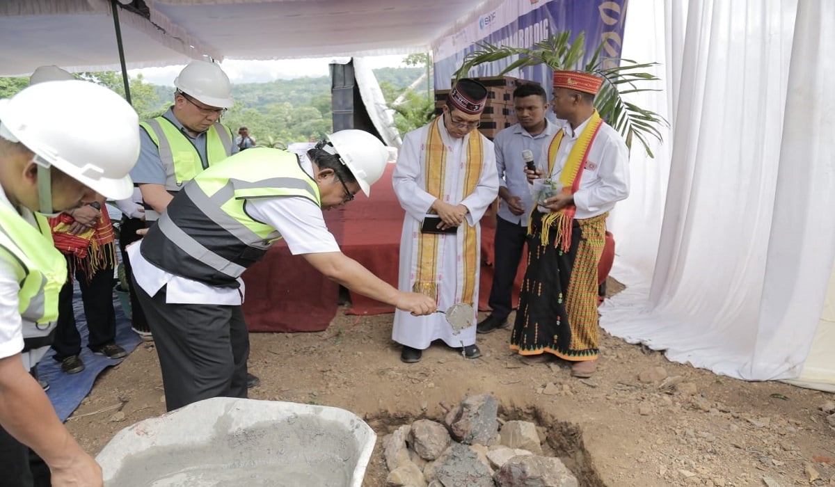 Peletakan batu pertama pembangunan SMPN 18 Borong, Manggarai Timur