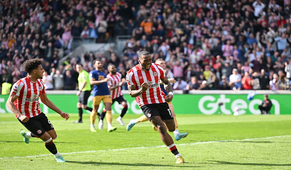 Striker Brentford Ivan Toney (kanan)