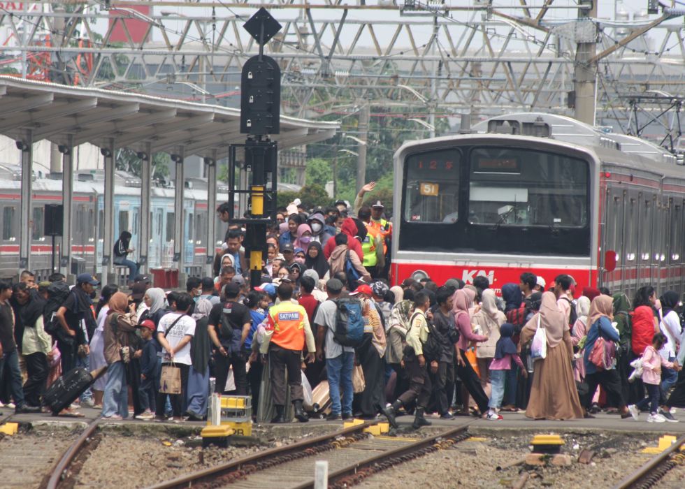 Pengguna transportasi publik KRL (MI/ M Irfan)