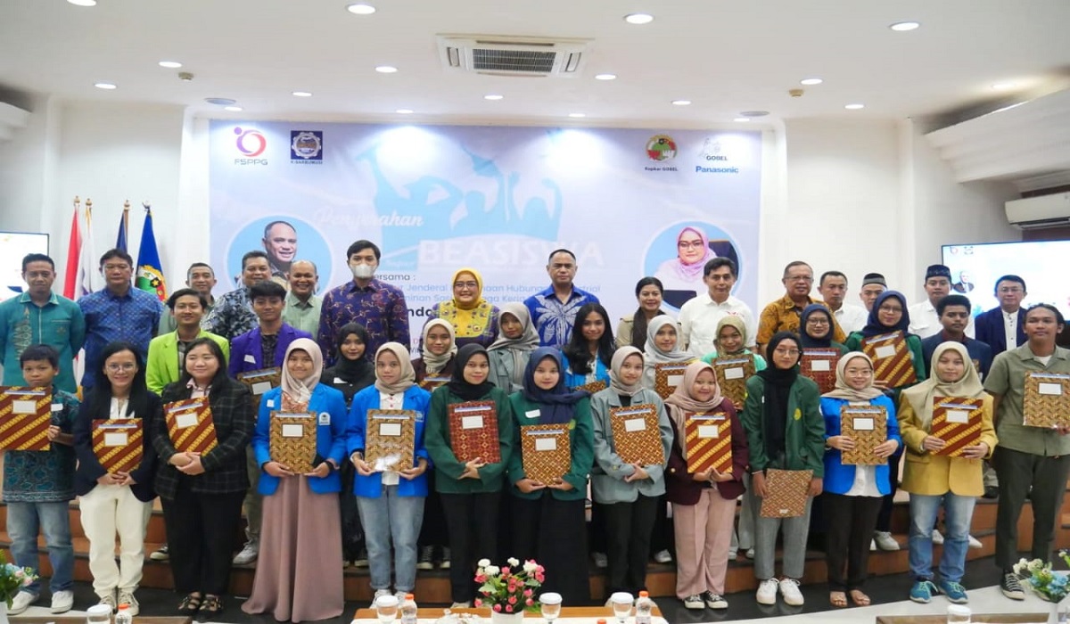 Pemberian beasiswa kepada putra-putri karyawan Panasonic Gobel