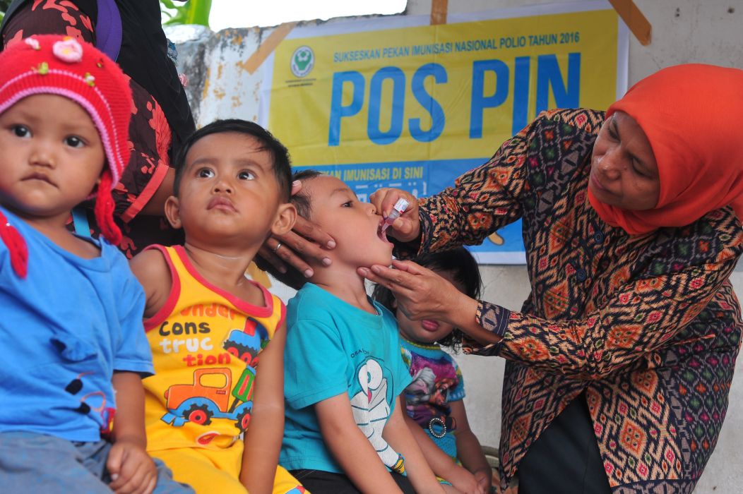 Ilustrasi: kader posyandu memberikan vaksin polio tetes pada salah satu anak peserta Pekan Imunisasi Nasional (PIN) di Palembang, Sumsel.