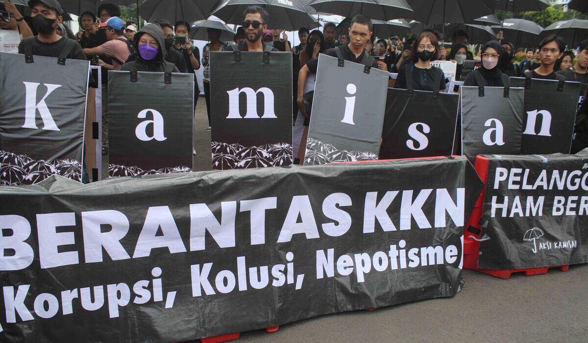 Keluarga korban pelanggaran HAM berat di aksi 17 Tahun Aksi Kamisan di depan Istana Negara, 18 Januari 2024.