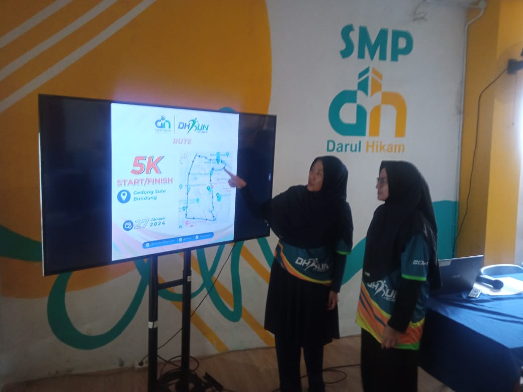 Direktur Majelis Pendidikan Darul Hikam Ruri B Ramadhanti menunjukkan rute yang akan digunakan pada Darul Hikam Fun Run 2024.