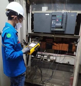 Petugas memeriksa pasokan energi listrik di aset milik LPKR