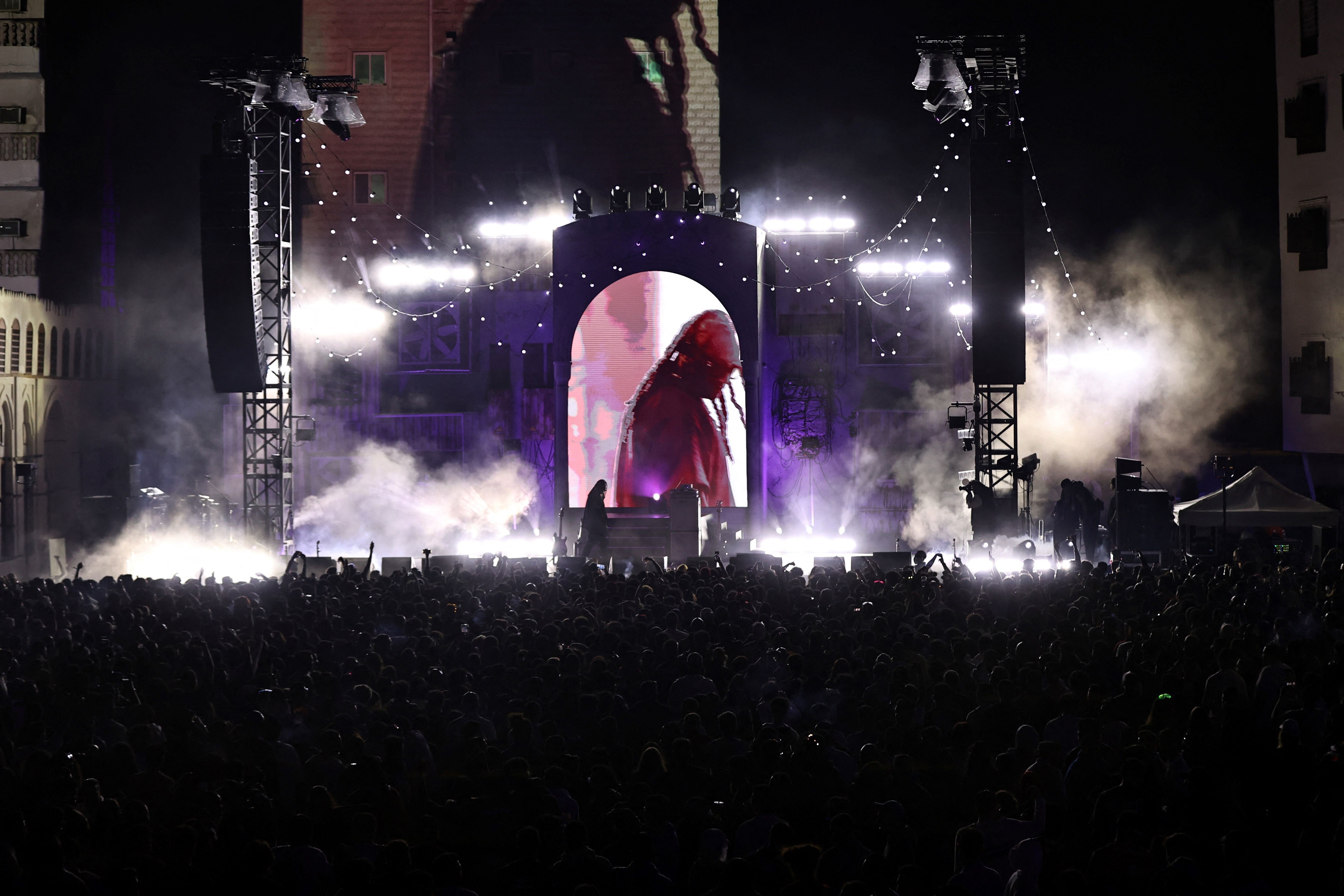 Orang-orang menghadiri konser selama festival musik Balad Beast di lingkungan tertua di Jeddah atau dikenal sebagai Al-Balad.