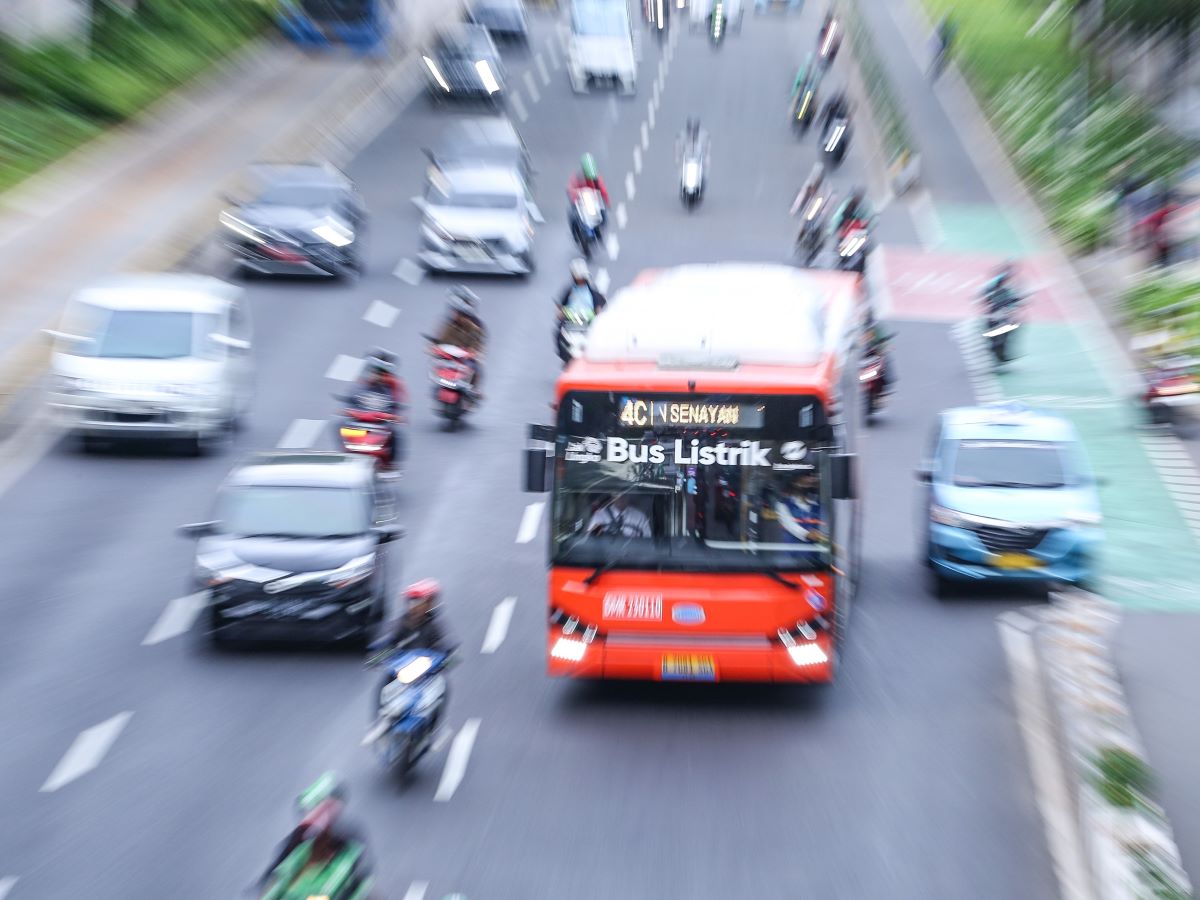 Bus listrik Transjakarta melintas di kawasan Sudirman, Jakarta, Selasa (16/1/2024).