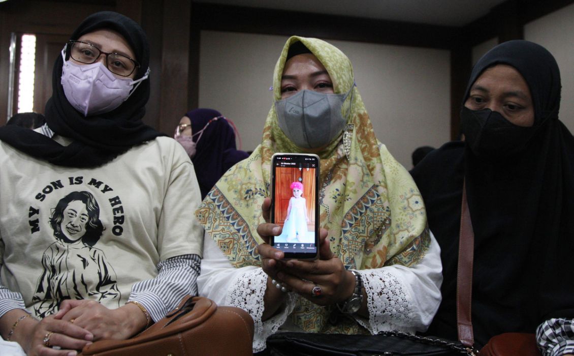 Sholihah,36, (tengah) memperlihatkan foto putrinya Azqiara yang telah meninggal dunia di usia 3,8 tahun akibat gagal ginjal akut