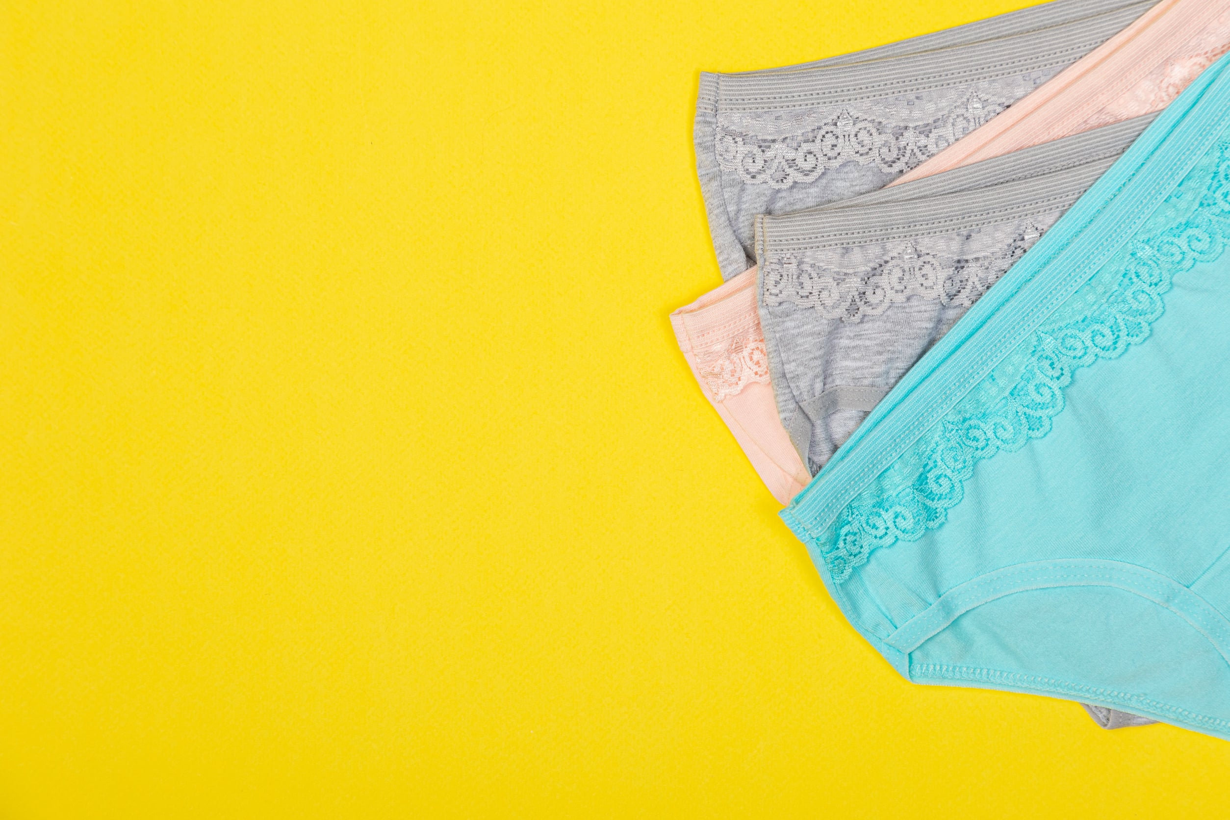 Kotoran dan kelembapan yang menumpuk pada celana dalam sepanjang hari menjadi tempat berkembang biak ideal bagi bakteri, ragi, dan jamur.