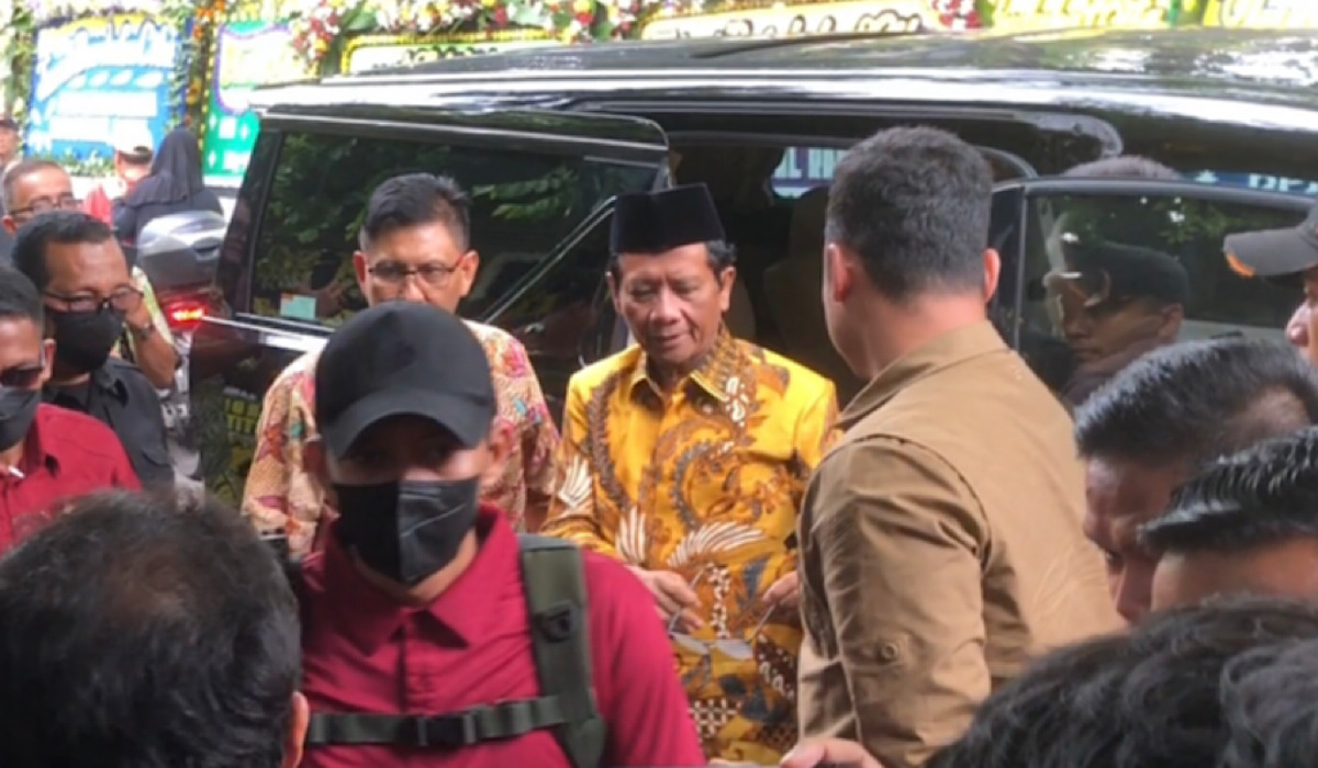 Menko Polhukam Mahfud MD saat melayat ke rumah duka mendiang Rizal Ramli di Jakarta, 3 Januari 2024.
