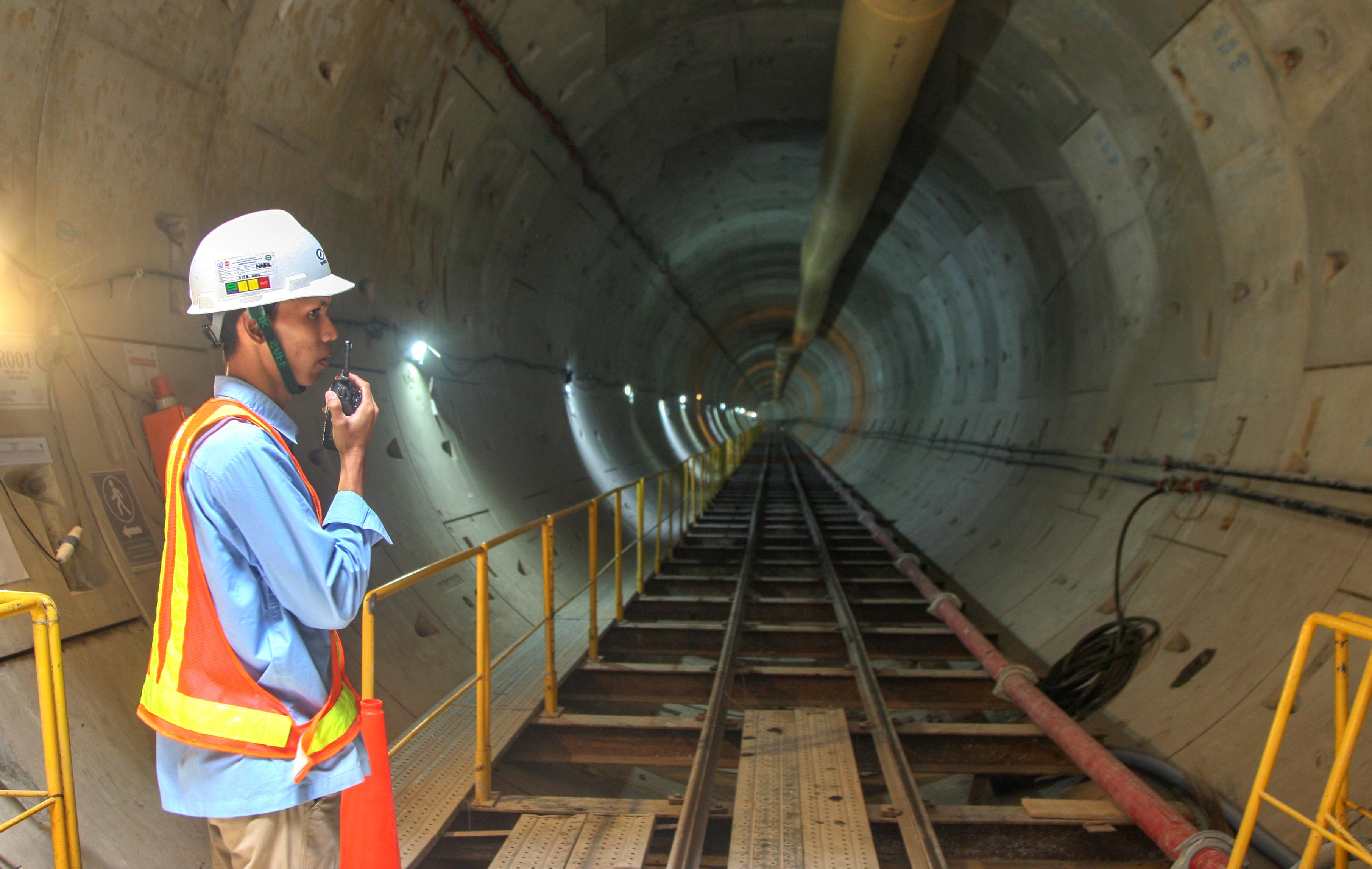Pekerja berada di tunnel proyek pembangunan MRT Fase 2A