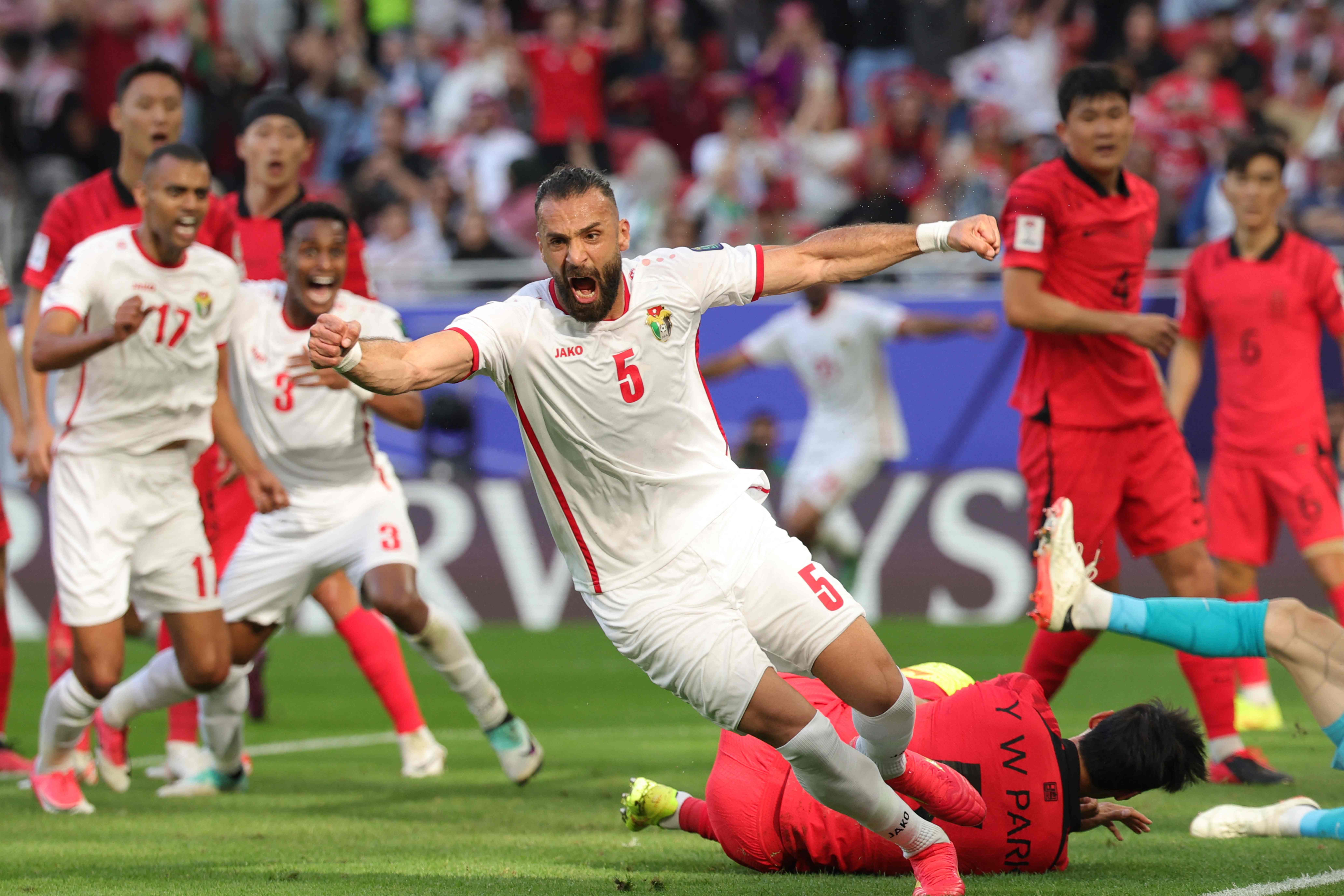 Bek Yordania #05 Yazan al-Arab merayakan gol bunuh diri gelandang Korea Selatan #05 Park Yong-woo pada laga Sabtu (20/1).