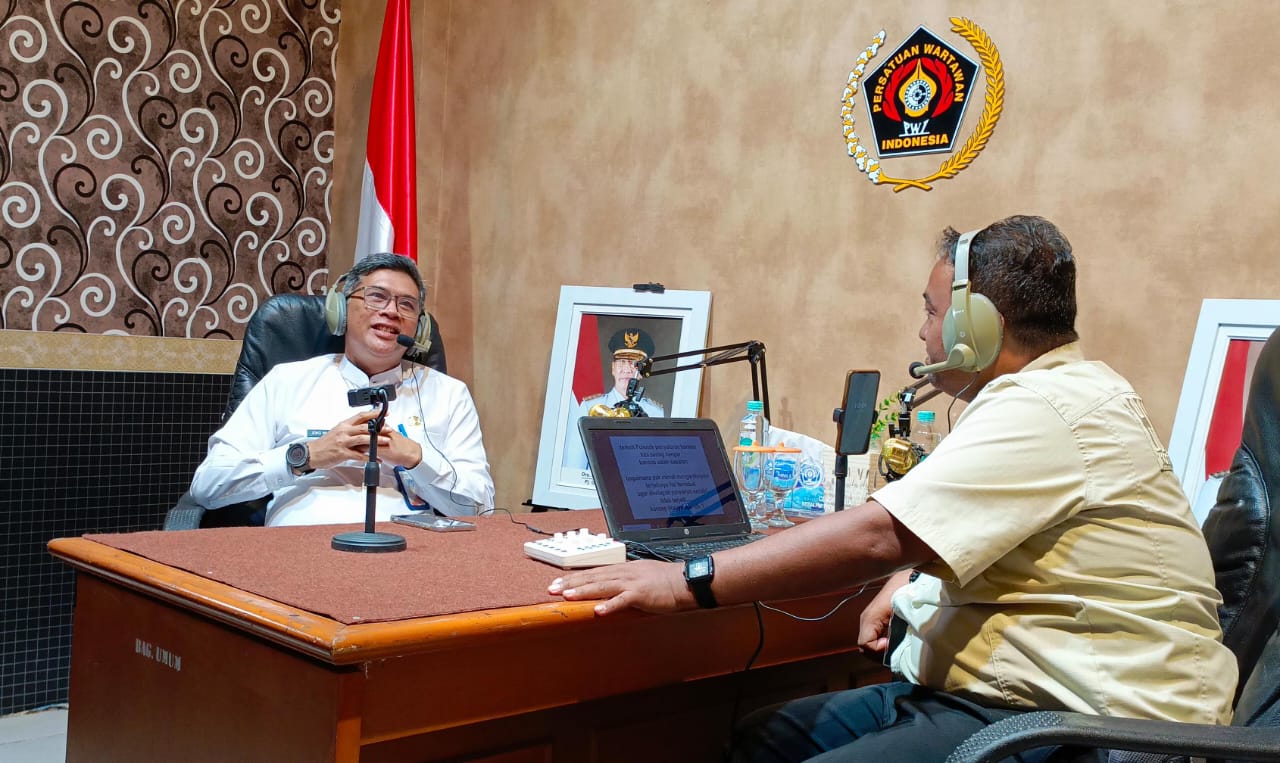 Camat Palmerah Joko Mulyono (kiri)