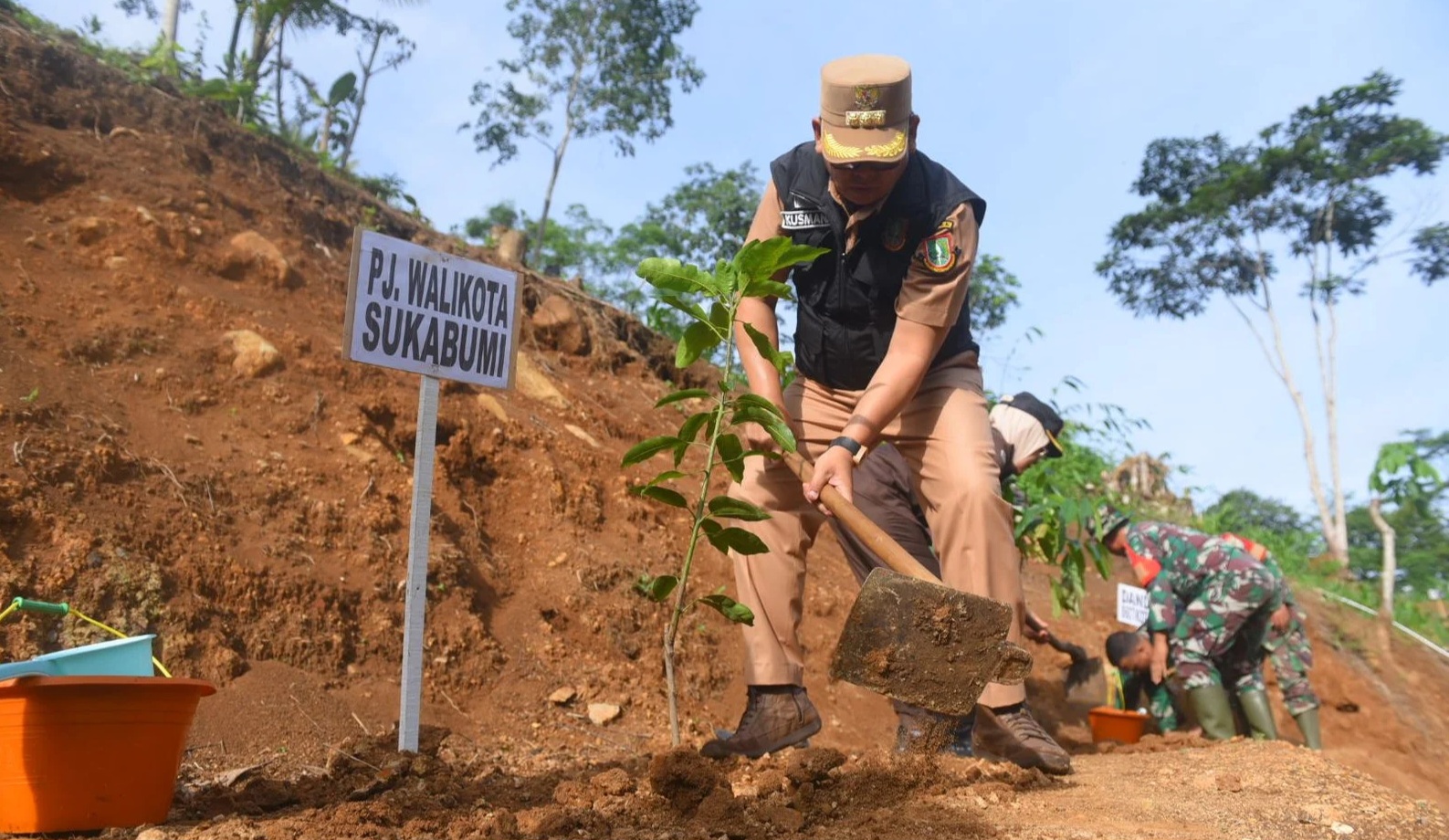 Cegah Longsor, Forkopimda Kota Sukabumi Tanam Pohon di Sungai Cimandiri