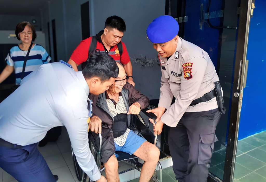Satuan Polairud Polres Siak membantu orang tua lanjut usia (lansia) yang ingin menaiki kapal perairan di Pelabuhan Mengkapan, Siak, Riau.