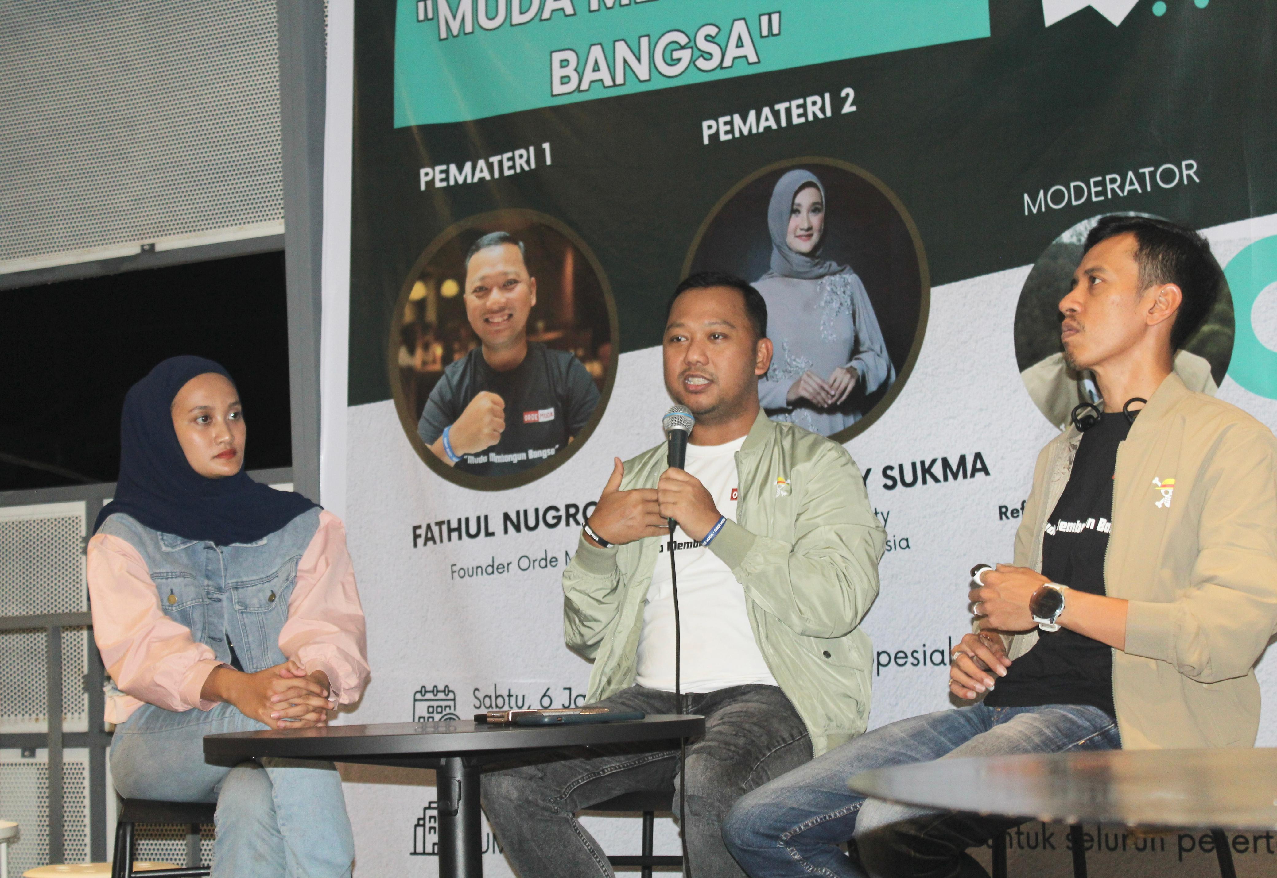 Pendiri Gerakan Orde Muda Fathul Nugroho (tengah). 