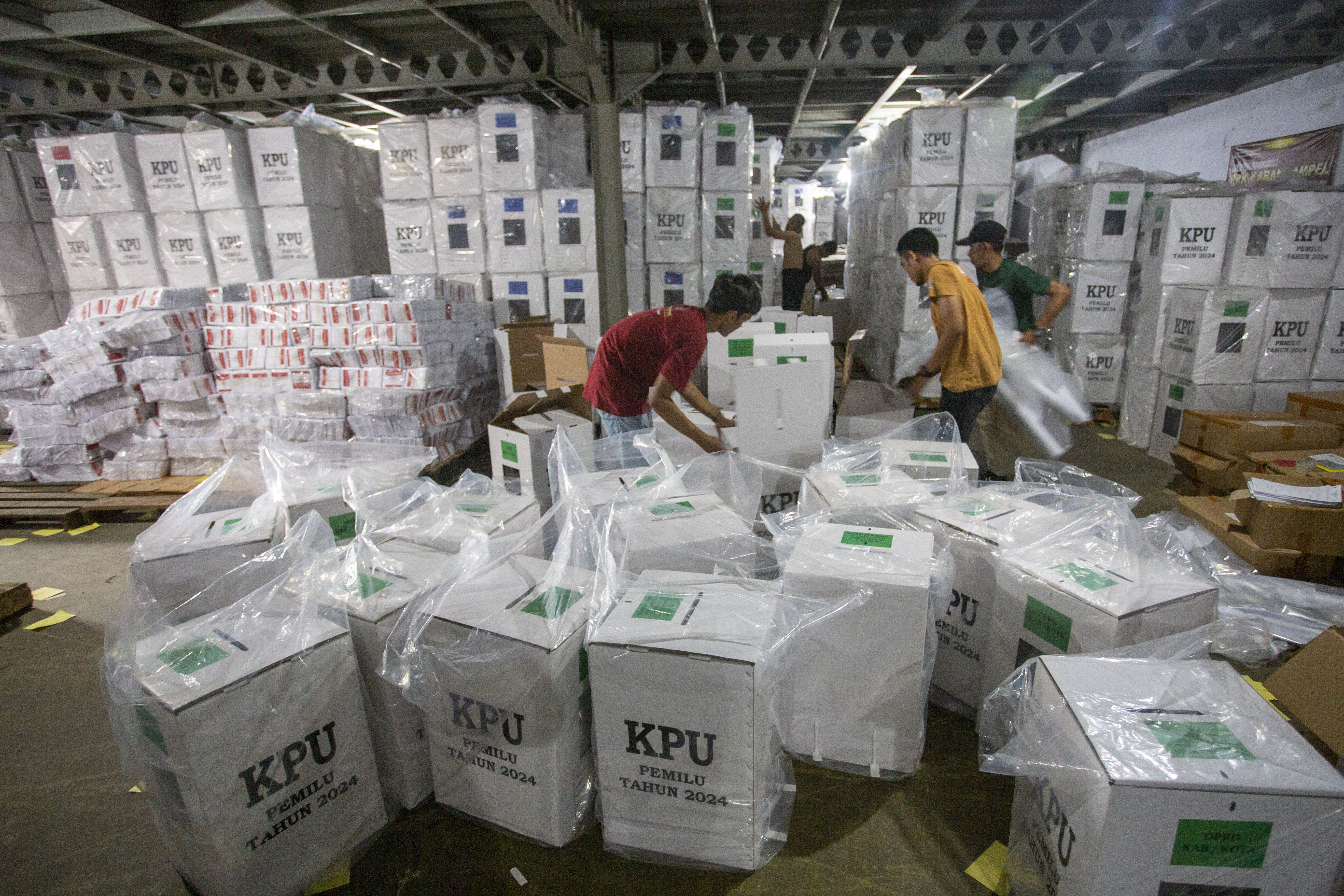 KPU DKI Rampungkan Proses Sortir Lipat Surat Suara