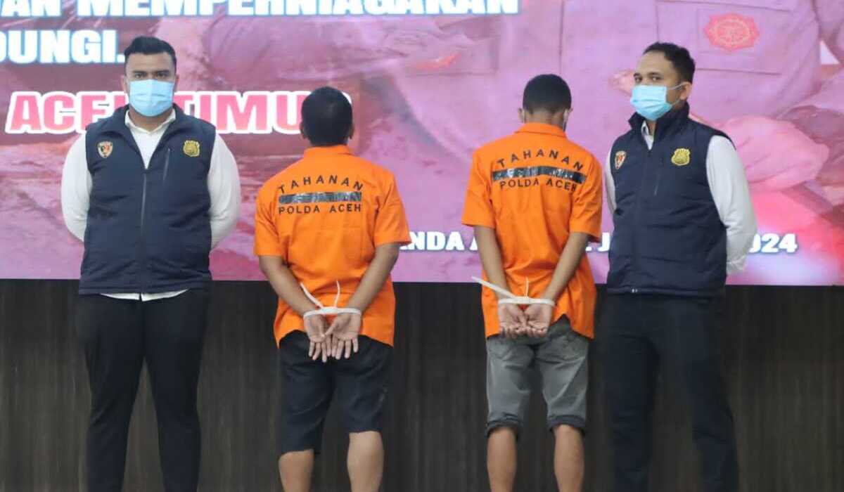 ASN berinisial KDI (48) dan MHB (24) yang menjualbelikan kulit harimau di Aceh.