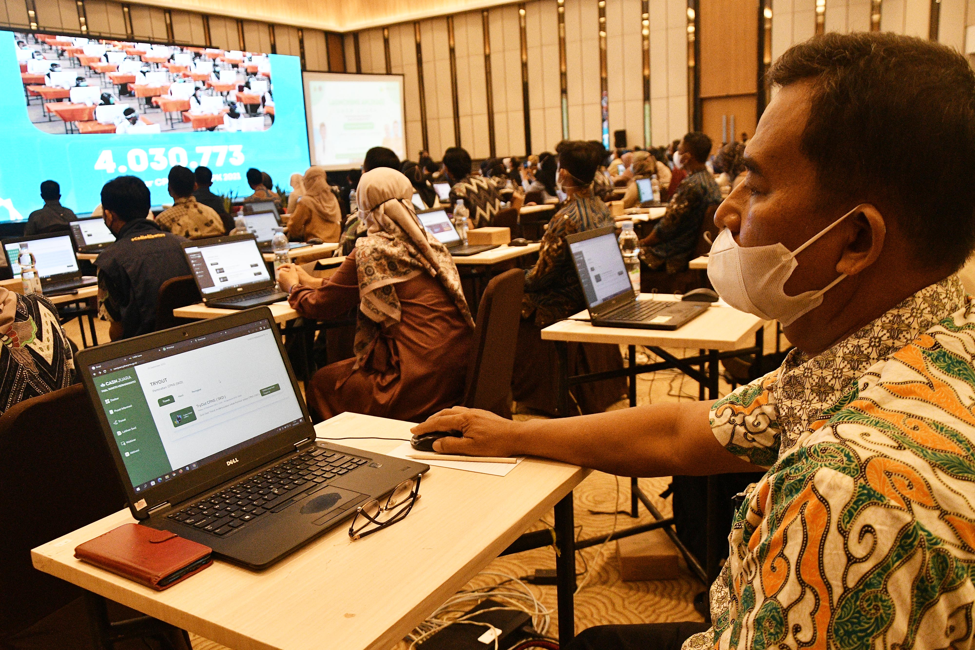 Seorang peserta menggunakan platform uji coba daring Calon Aparatur Sipil Negara (CASN) Juara berbasis website di Bekasi, Jawa Barat.