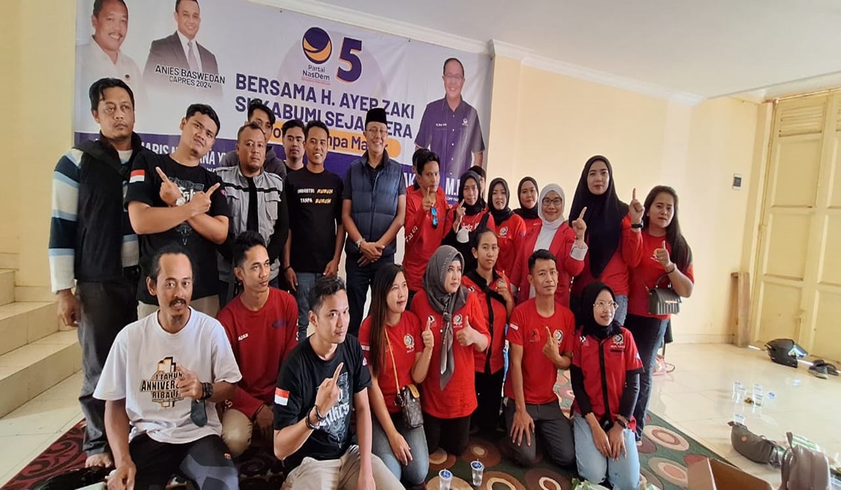 Para buruh berfoto bersama dengan Caleg NasDem Ayep Zaki usai berdialog