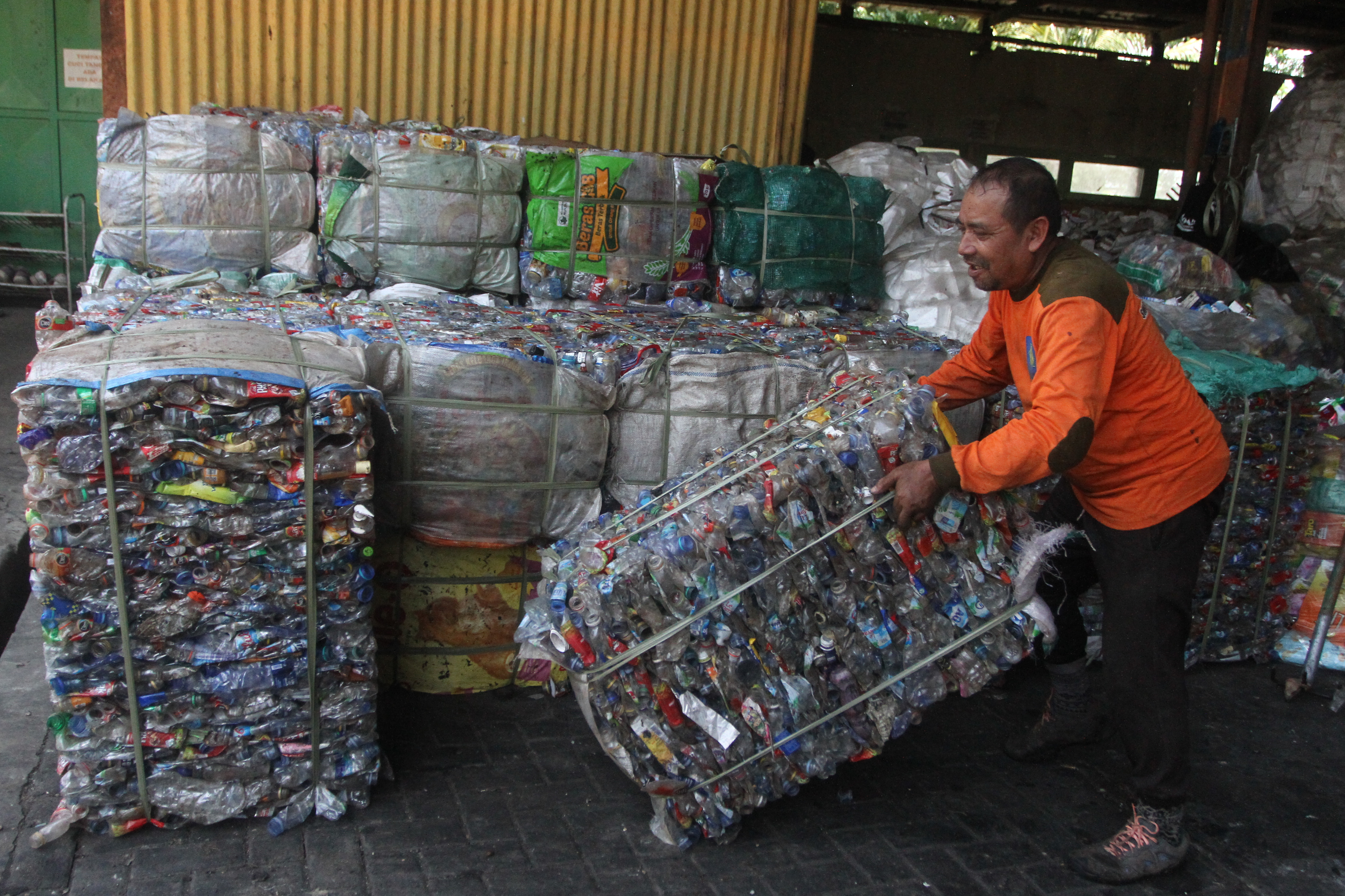  Seorang pekerja menata sampah botol plastik yang telah dipadatkan di Mulyoagung, Dau, Malang, Jawa Timur, Selasa (5/12/2023).