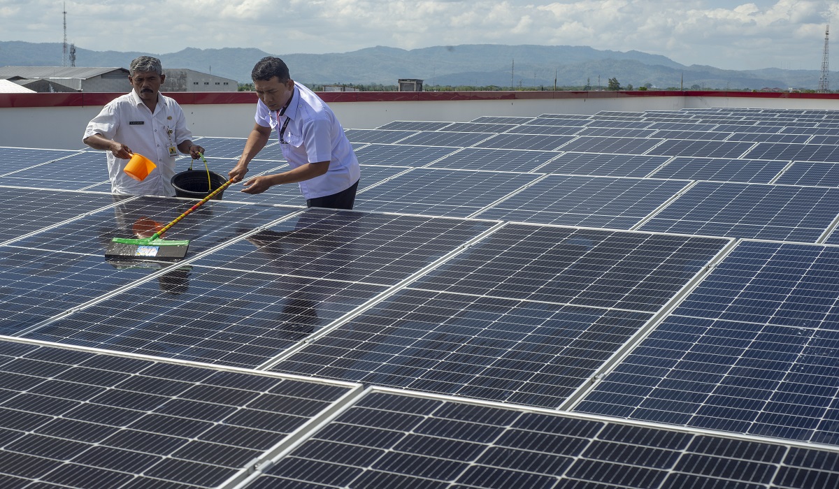 Panel surya sebagai salah satu pemanfaatan energi terbarukan
