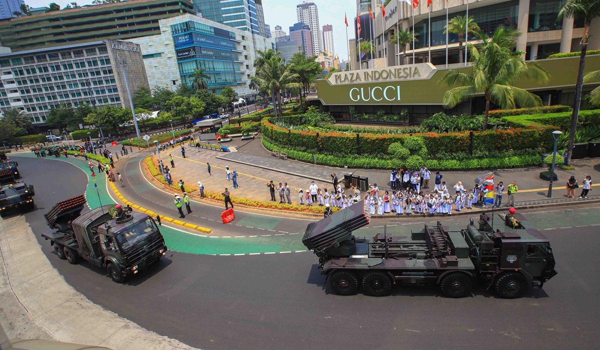 Masyarakat antusias menyaksikan parade alutsista dari Monas mengitari Bundaran HI, Jakarta.
