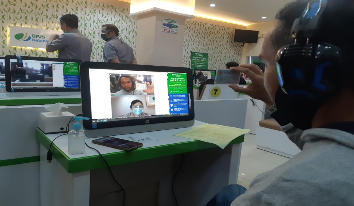 Peserta BP Jamsostek sedang mengajukan klaim jaminan pensiun di kantor BP Jamsostek Cabang Palembang.