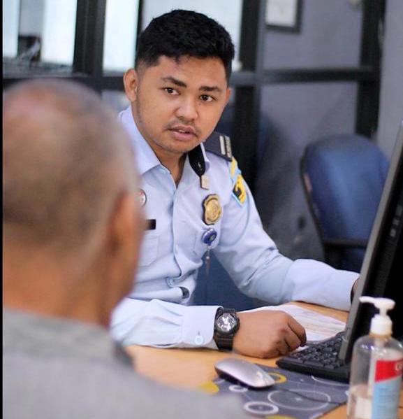 Petugas Imigrasi Entikong menanyakan MU, WNA yang terdaftar dalam DPT Pemilu 2024 di Kabupaten Jember, Provinsi Jawa Timur.