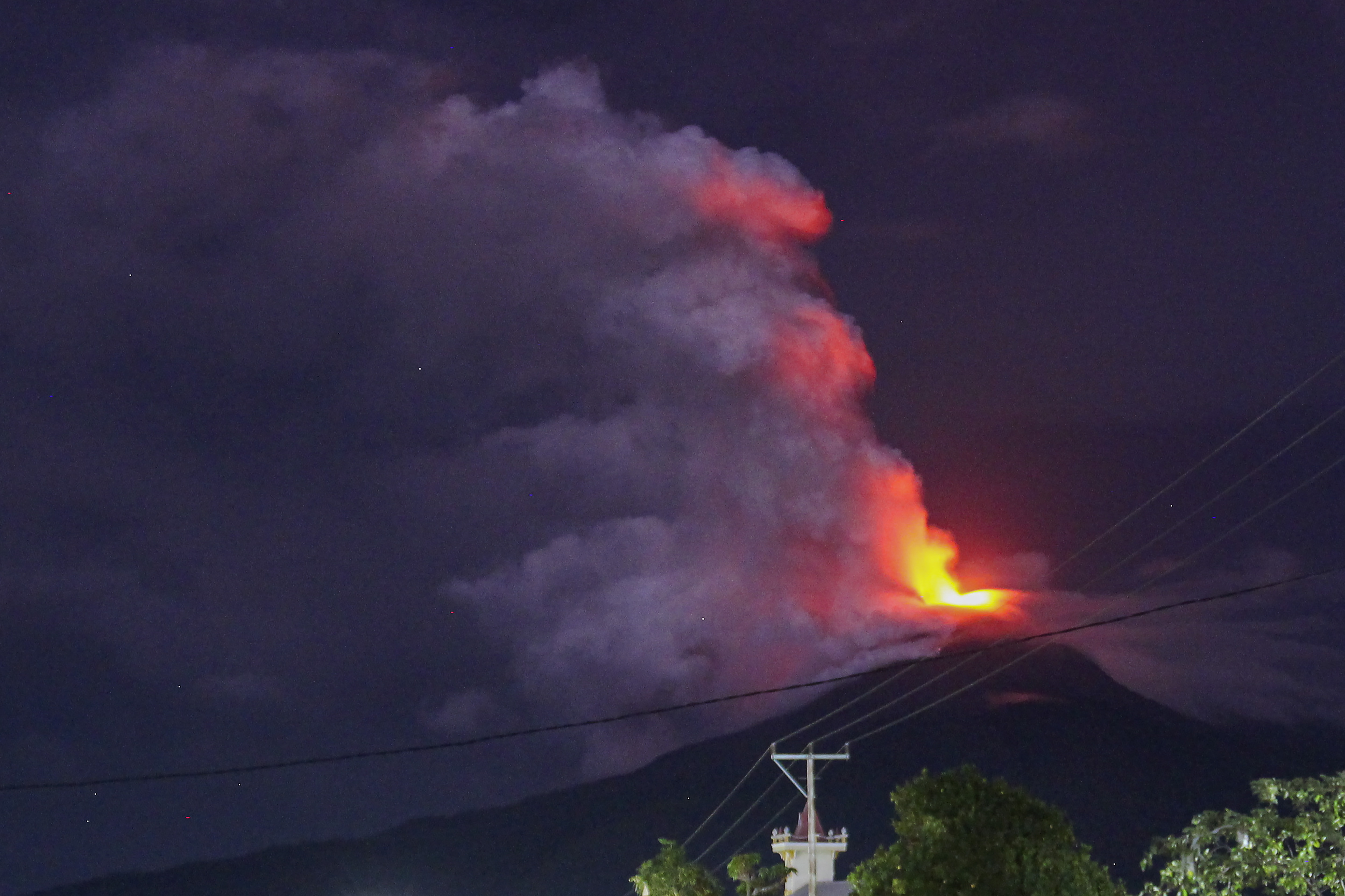 Gunung Lewotobi Laki-laki mengeluarkan material vulkanik yang teramati dari Desa Pululera di Wulanggitang, Flores Timur, NTT, Rabu (10/1).
