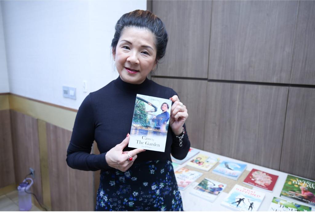 Cassiopea Yap, penulis buku 