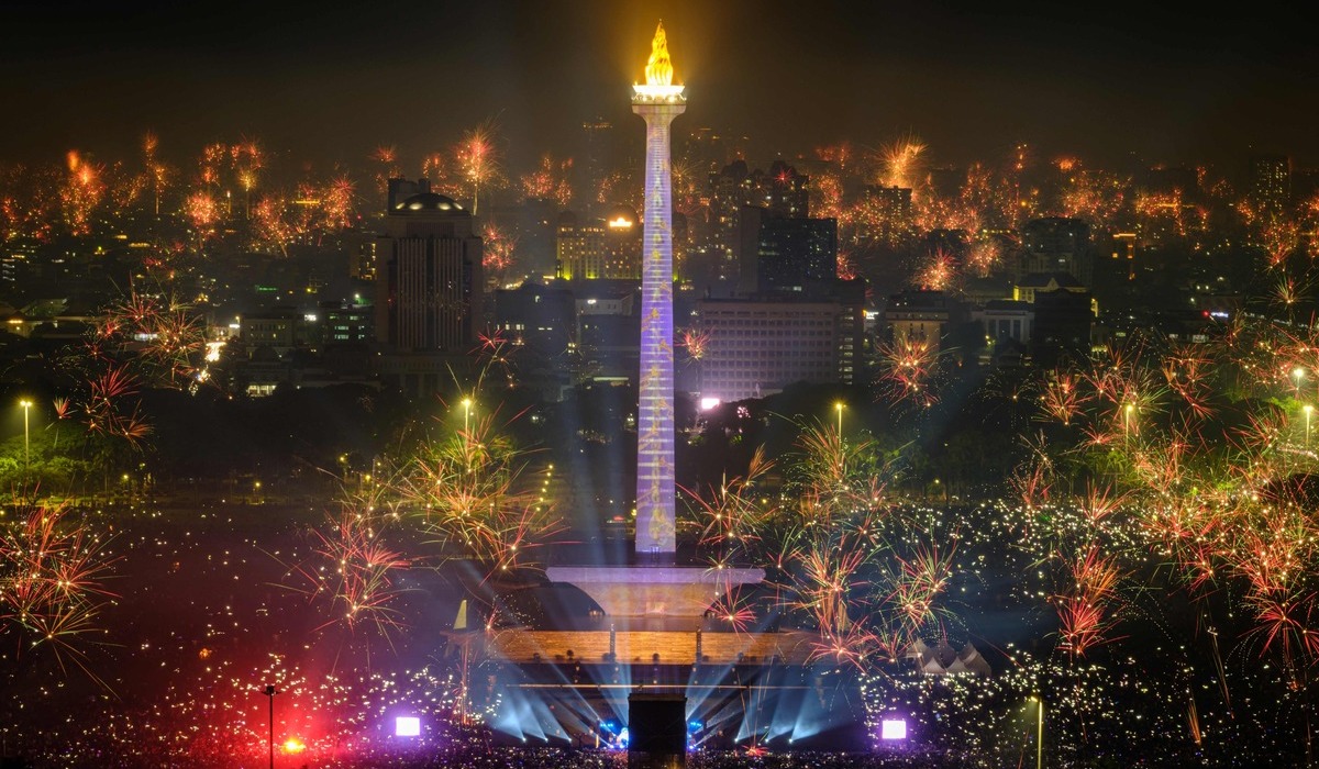 Kembang api yang menghiasi perayaan malam tahun baru 2024 di Monas, Jakarta.