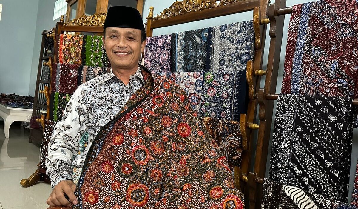 Pemilik usaha batik tulis Lasem Ningrat, Rifai.