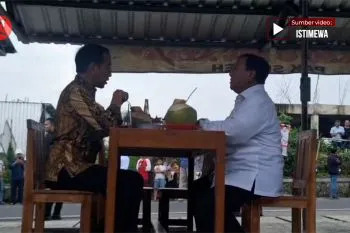 Presiden Joko Widodo menyantap bakso bersama Menteri Pertahanan Prabowo Subianto usai meresmikan Graha Utama Akademi Militer di Magelang.