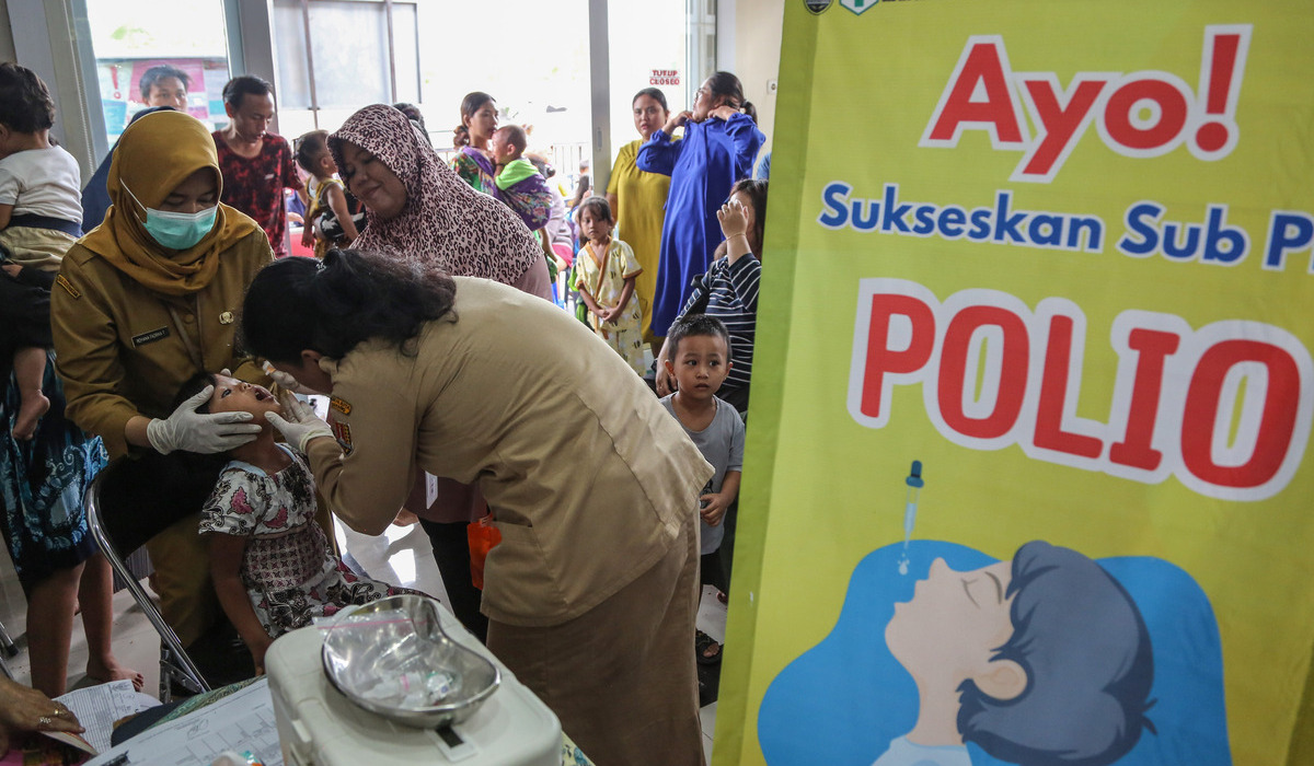 Petugas kesehatan melaksanakan pemberian Sub PIN Polio, di Semarang, Jawa Tengah, 15 Januari 2024.