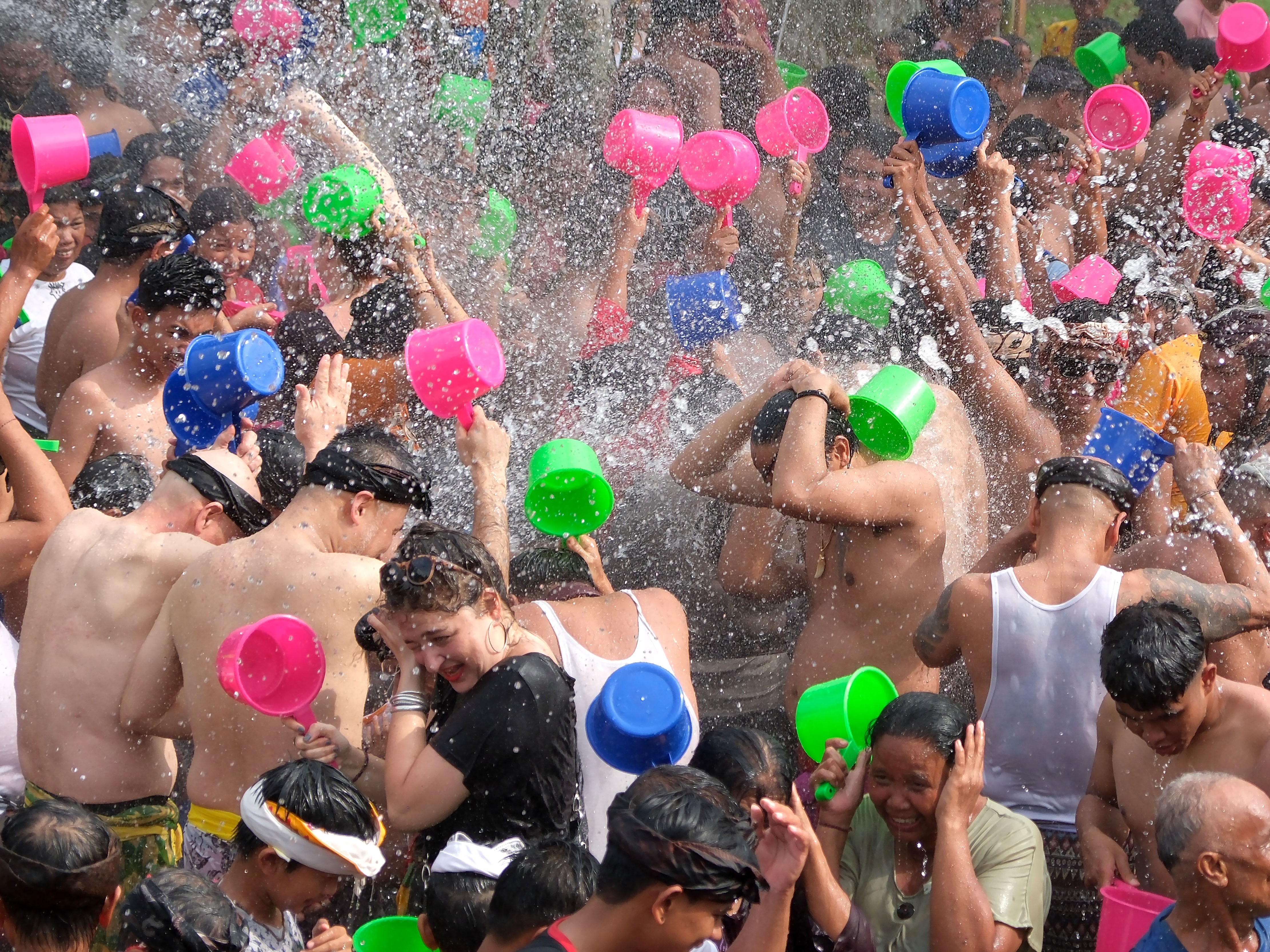 Sejumlah wisatawan mancanegara mengikuti Tradisi Perang Air pada Festival Air Suwat (FAS) ke-9 di Desa Suwat, Gianyar, Bali, Senin (1/1).