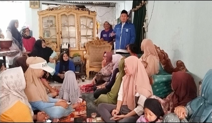 Caleg PAN, Arief Rahmat Nugraha melakukan kunjungan dan bersilaturahmi dengan warga Pamulang Barat, Kamis (25/1).